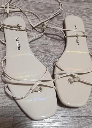 Сандалі bershka із зав'язками 38 розмір