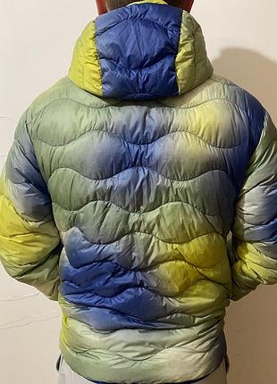 Пуховик peak performance aop helium down hood 4