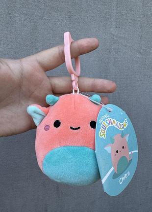М'яка іграшка-кліпса squishmallows chitra the goblin (рожево-бірюзовий гоблін