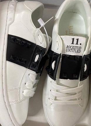 Кросівки жіночі valentino garavani rockstud untitled білі з чорним, розміри 37, 38, 39, натуральна шкіра