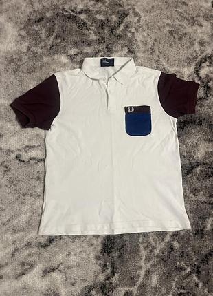 Чоловіче поло fred perry біле з бордовими рукавами та синьою кишенею, розмір m