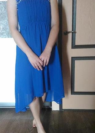 Красивое синее платье в камнях