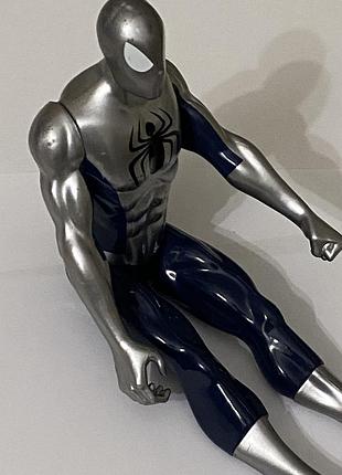 Hasbro бронированный человек-паук 8