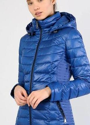 Женская стеганая куртка zara ярко- синего цвета с наполнителем из пуха и пера, со съемным капюшоном и  высоким  воротником- стойкой, 34/xs/44.