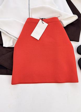 Трикотажна коралово-червона спідниця від zara. спідниця з еластичним поясом. розкльошений низ.