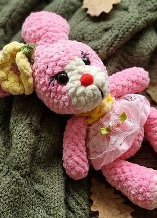 Зайчик. игрушка вязаная крючком.