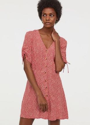 Красное платье короткое с цветочным принтом на пуговицах от h&amp;m