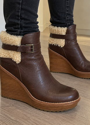 Коричневі шкіряні чобітки на танкетці ugg australia, 38 розмір. оригінал