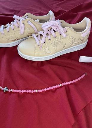 Жіночі кросівки adidas stan smith бежеві з рожевими шнурками