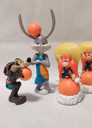 Фигурки героев м/ф "космический джем" с happy meal mcdonald's