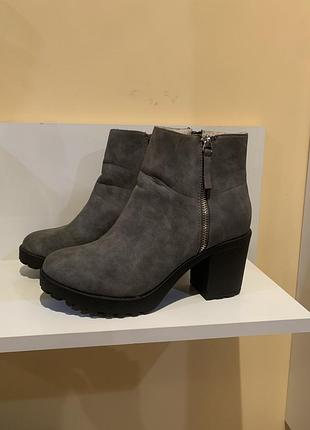 Нові жіночі батальйони утеплені river island
