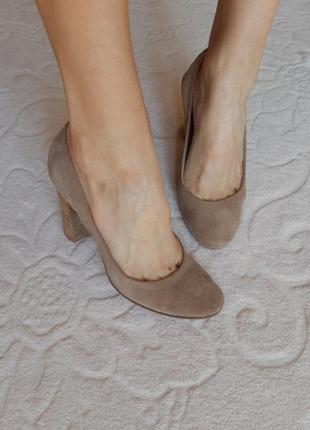 Замшеві туфлі тілесного кольору