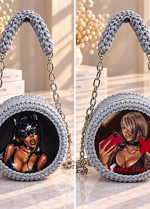 Женская вязаная круглая сумка merynadinstyle ручной работы серая 19×19×12 см с двусторонним декором