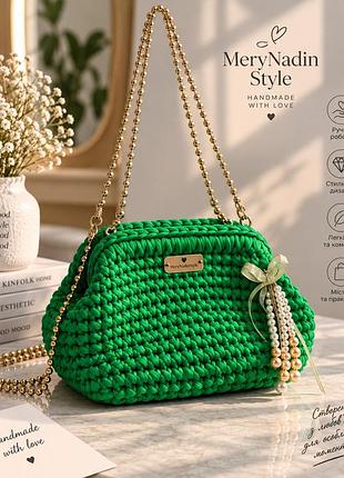 Жіноча в'язана сумка радикюль merynadinstyle зелена 27×16×16 см, ручна робота з ланцюжком і підвіскою