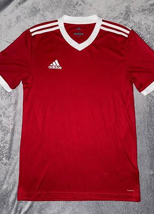 Красная футболка adidas tabela 18 с белым v-образным воротником и белыми полосками на плечах