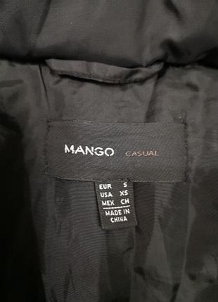 Черная стоьбанная зимняя куртка mango 9