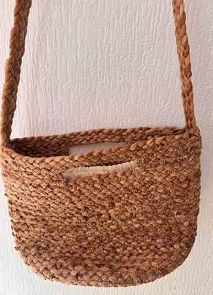 Плетена сумка-відро (bucket bag) від бренду zara.