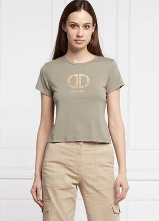 Футболка dkny с золотистым логотипом (размер l)