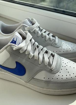 Білі чоловічі кеди nike court vision low з яскравим синім логотипом swoosh