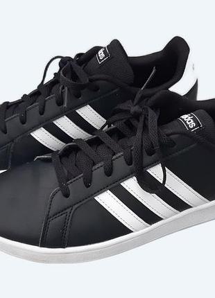 Чудові кросівки adidas 39,5 р. устілка 25,6 см.