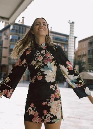 Zara сукня кімоно з квітковим принтом та декоративними ґудзиками-камінцями