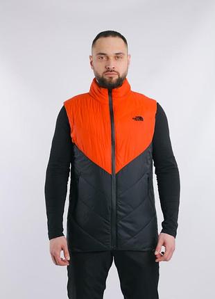 Легкая мужская жилетка оранжевая the north face на весну осень без капюшона, безрукавка весенняя на молнии с утеплителем m