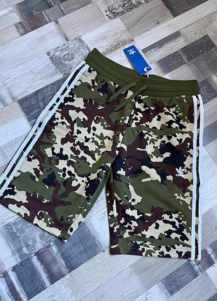 Камуфляжні спортивні шорти adidas
