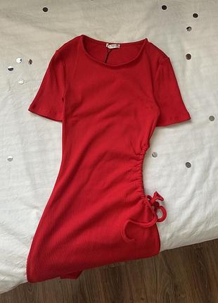 Продам сукню у червоному кольорі❤️ довга, з розпіркою збоку та вирізом на талії. стан ідеальний без дефектів. сукня goldi, розмір s, тканина трикотаж.