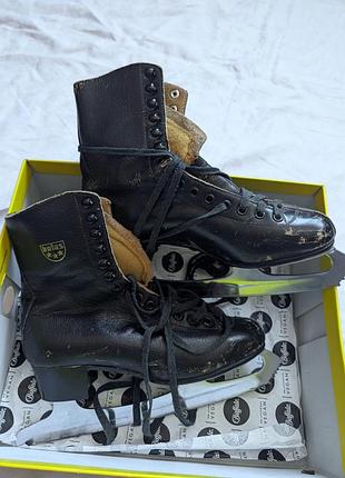 Вінтажні чорні шкіряні ковзани чехословацького бренду botas