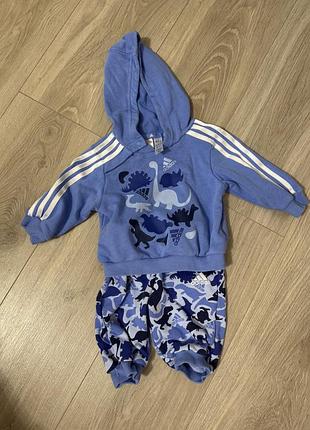 Костюм для хлопчиків adidas синій з динозаврами