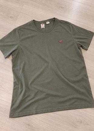 Футболка чоловіча бренд оригінал levi's. р. хл.
