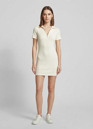 Стильная молочная мини платье в рубчик на молнии от zara