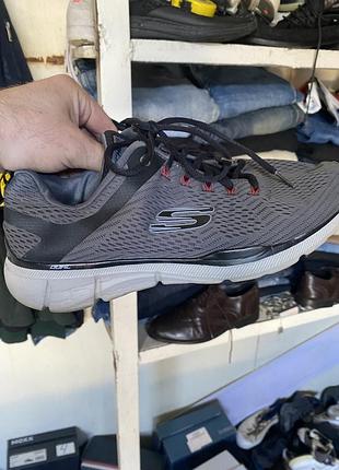 Чоловічі кросівки skechers equalizer 3.0 ccbk сірого кольору з текстильним сітчастим верхом та червоними акцентами на люверсах шнурівки