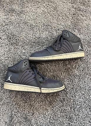 Жіночі кросівки jordan 23 38