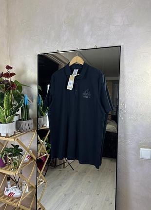 Чорне поло adidas aeroready з графічним логотипом