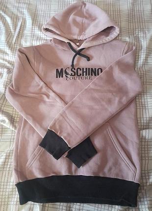 Пудрово-розовое худи с принтом moschino couture и капюшоном