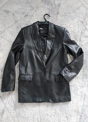 Черный жакет zara из экокожи, пиджак