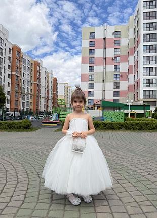 Біла сукня