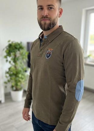 Чоловічий бавовняний лонгслів-поло кольору хакі з довгими рукавами та нашивкою на грудях від бренду commander l