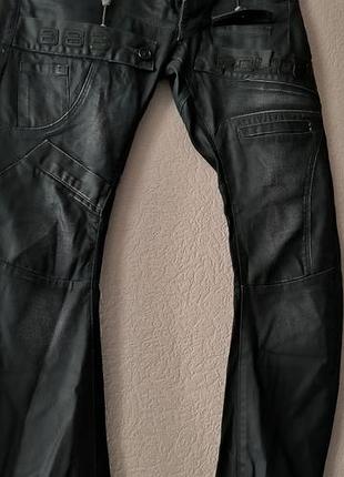 Черные мужские брюки/джинсы-карго бренда 883 police с характерным вощеным или с покрытием эффектом и множеством карманов