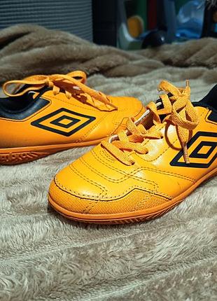 Желтые футбольные кроссовки футзалки бутсы кроссовки umbro 31