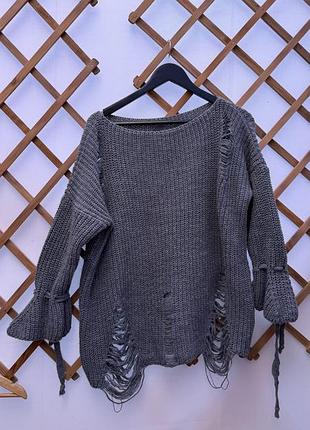 Сірий в’язаний светр oversize у стилі distressed