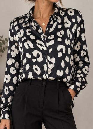 Блузка женская zara. блузка zara. женская черно-белая рубашка в абстрактный леопардовый принт с длинными рукавами. размер м