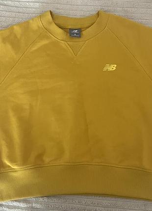 Жіноча футболка/короткий світшот new balance french terry short-sleeve top  гірчичного (золотавого) кольору.