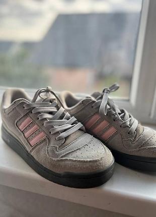 Кросівки жіночі adidas сірі з рожевим