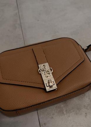 Жіноча сумка guess бежева 2