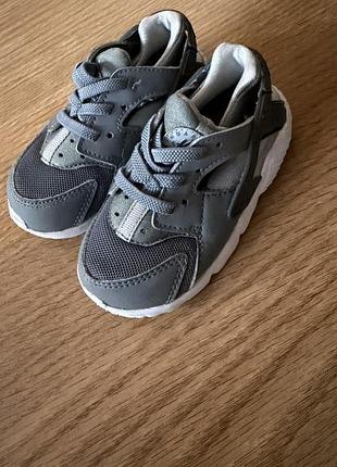 Кросівки для хлопчиків nike huarache сірі, розмір 23.5, довжина устілки до 13 см