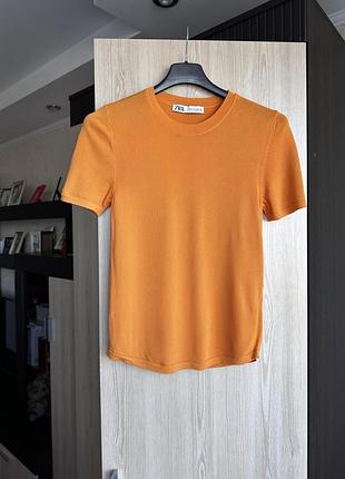 Яскрава футболка zara