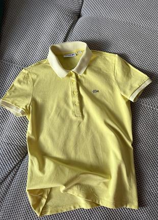 Жовте жіноче поло від бренду lacoste
