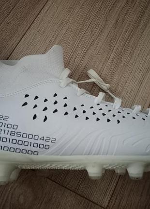 Футбольні бутси з високим носком (дизайн у стилі моделі puma future 19.1 limited edition) та характерним цифровим принтом на боковій частині.